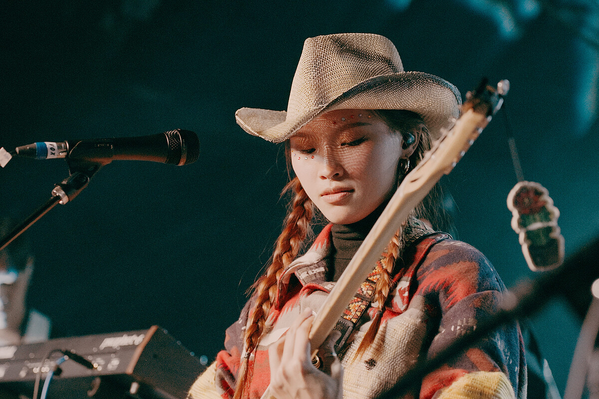 LÜCY巧妙搭配當地購入的牛仔帽