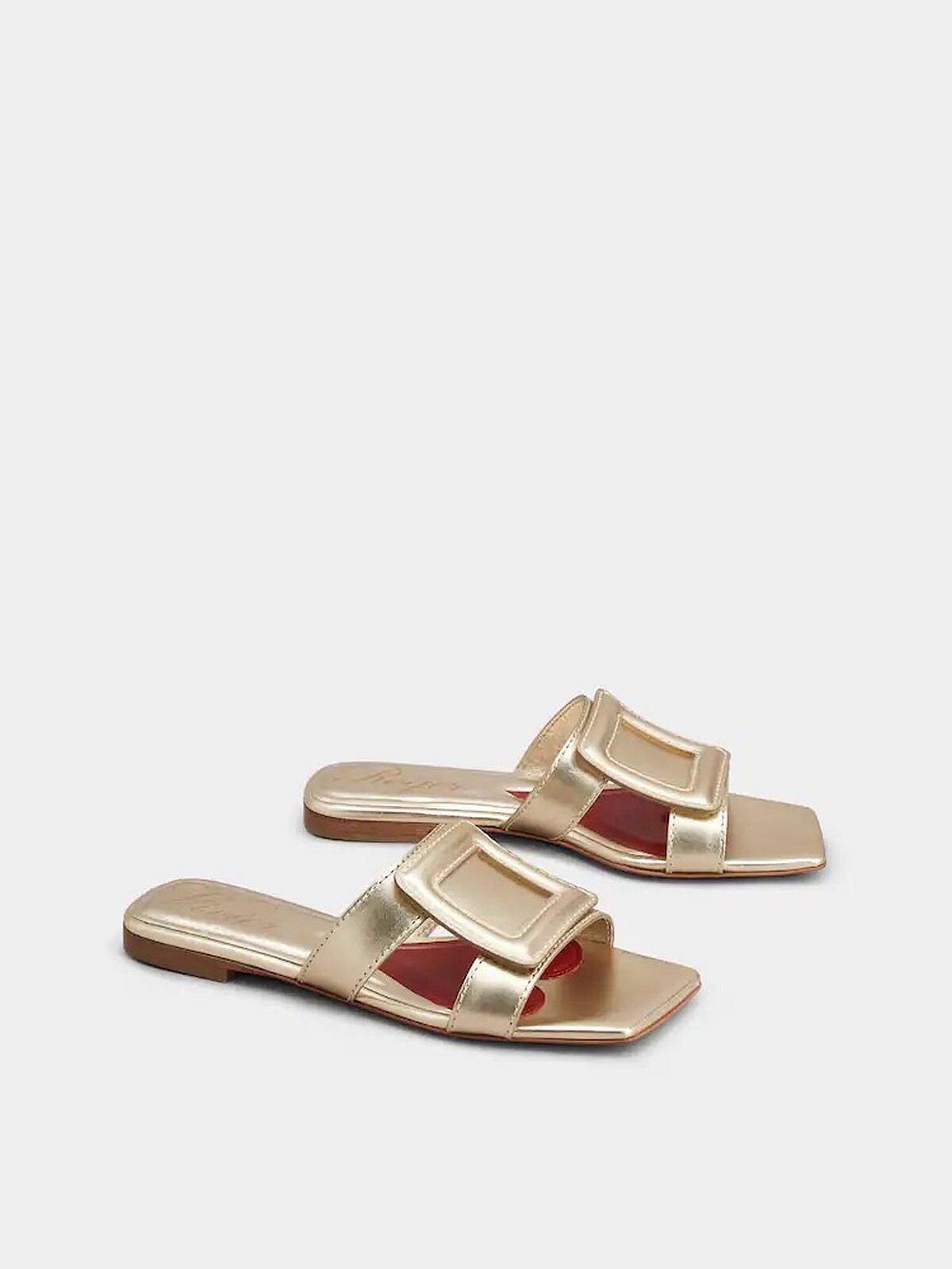 Roger Vivier 金色皮革扣飾涼鞋，NT32,800。