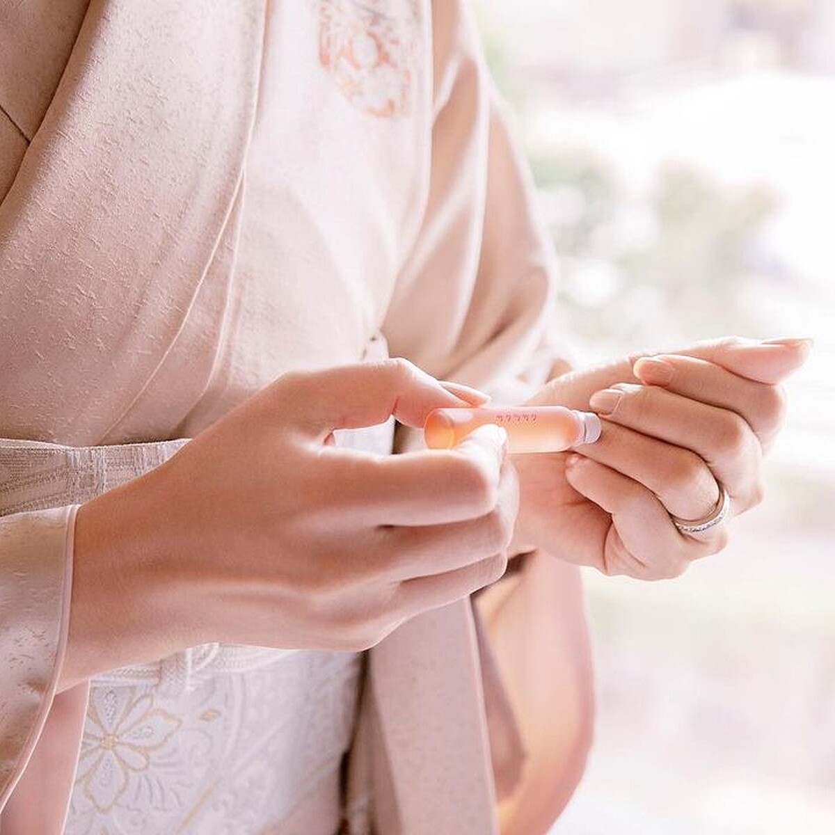 uka春櫻初綻香氛保養精油情境圖。