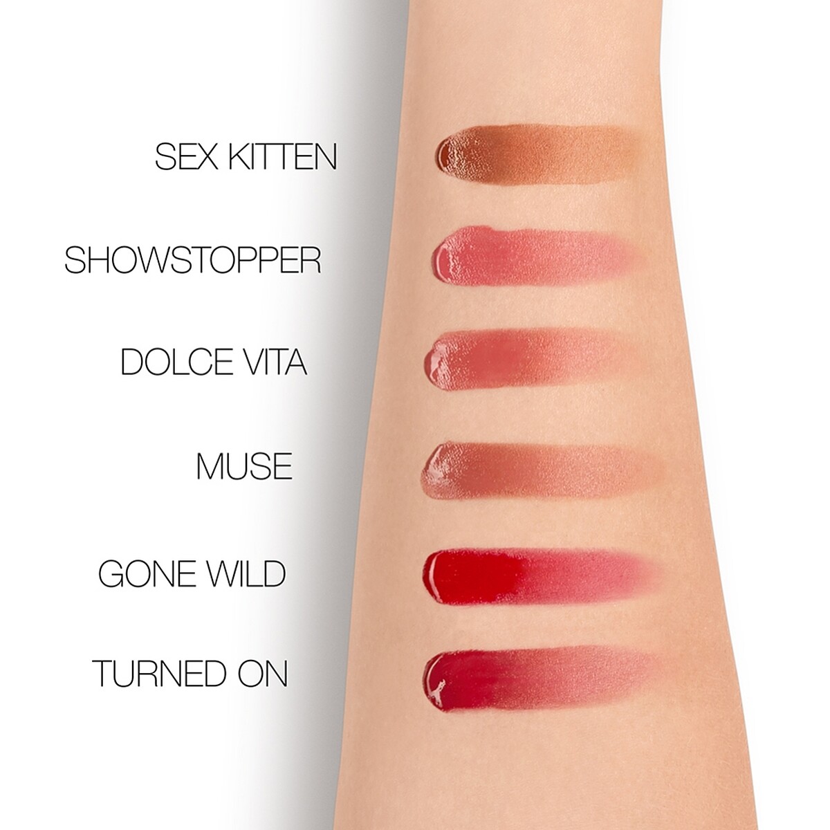 NARS雲霧唇露手部試色。