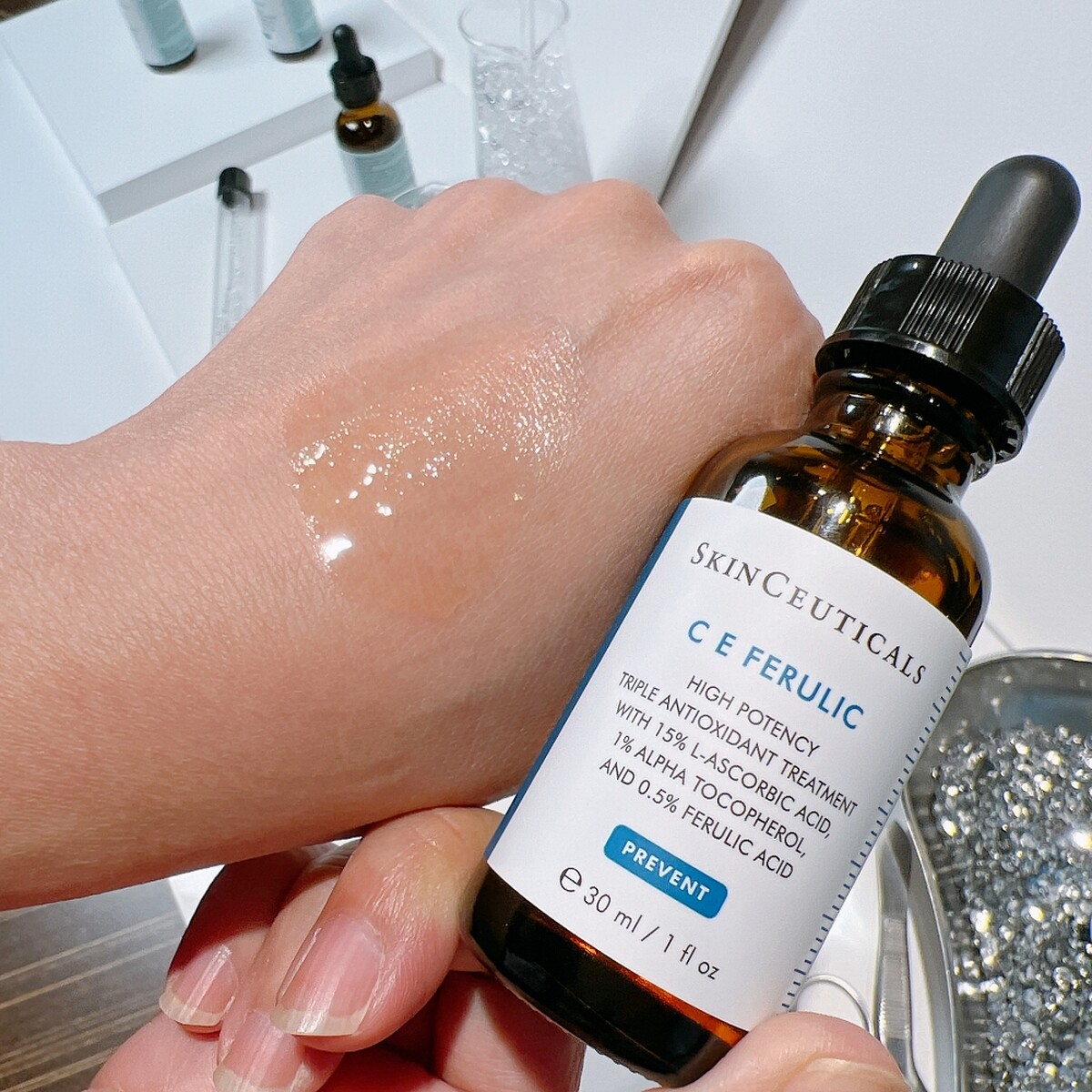 修麗可超濃度CE緊緻修護抗氧化精華質地示意。