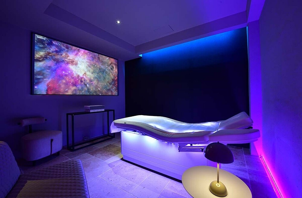 (Orocor初能靜謐水療進行量子音頻的空間。