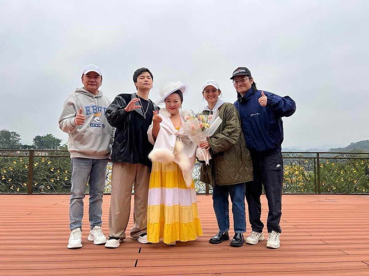 袁小迪(左一)、落日飛車主唱國國(右一)前往MV拍攝現場探班