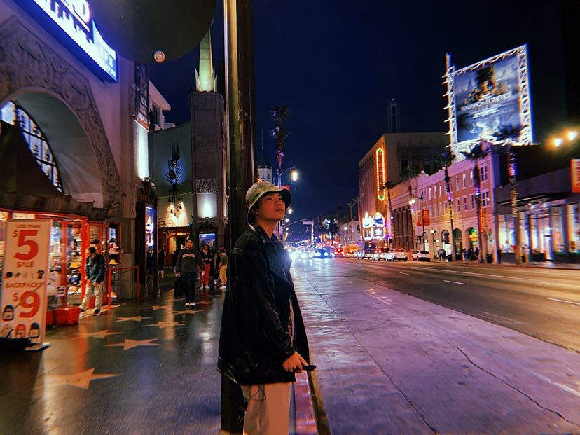 黃浩庭在MV中穿梭在國外的城市街頭