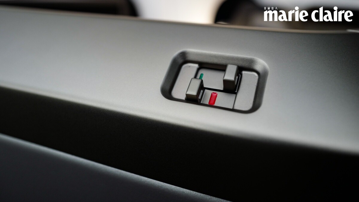 全閉式拉門會由空服人員打開或鎖上