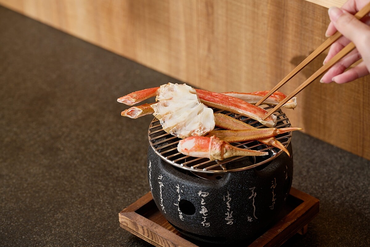 必吃的隱藏版料理為炙烤茨城縣松葉蟹腳。