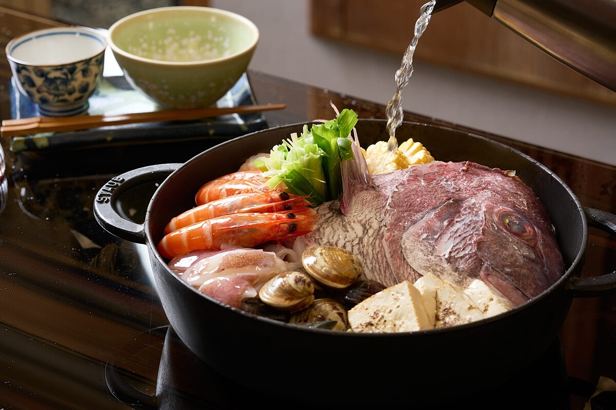石狩鍋料理是8席以上包廂才能品嚐的精彩鍋物料理。