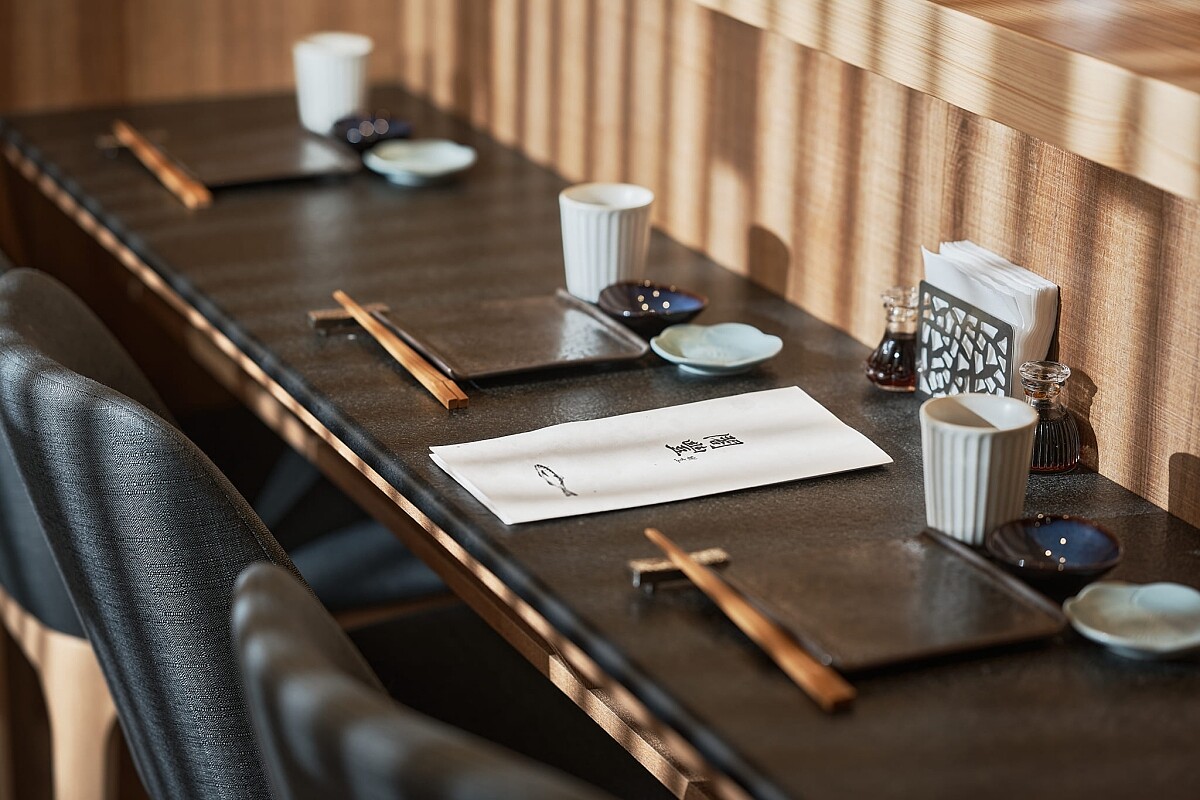 餐廳空間設延續料理理念，將「原味」的概念放進空間之中。