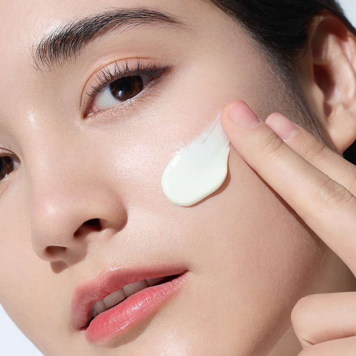 ARTISTRY雅芝多重防護UV防曬乳SPF50+/PA++++質地示意。