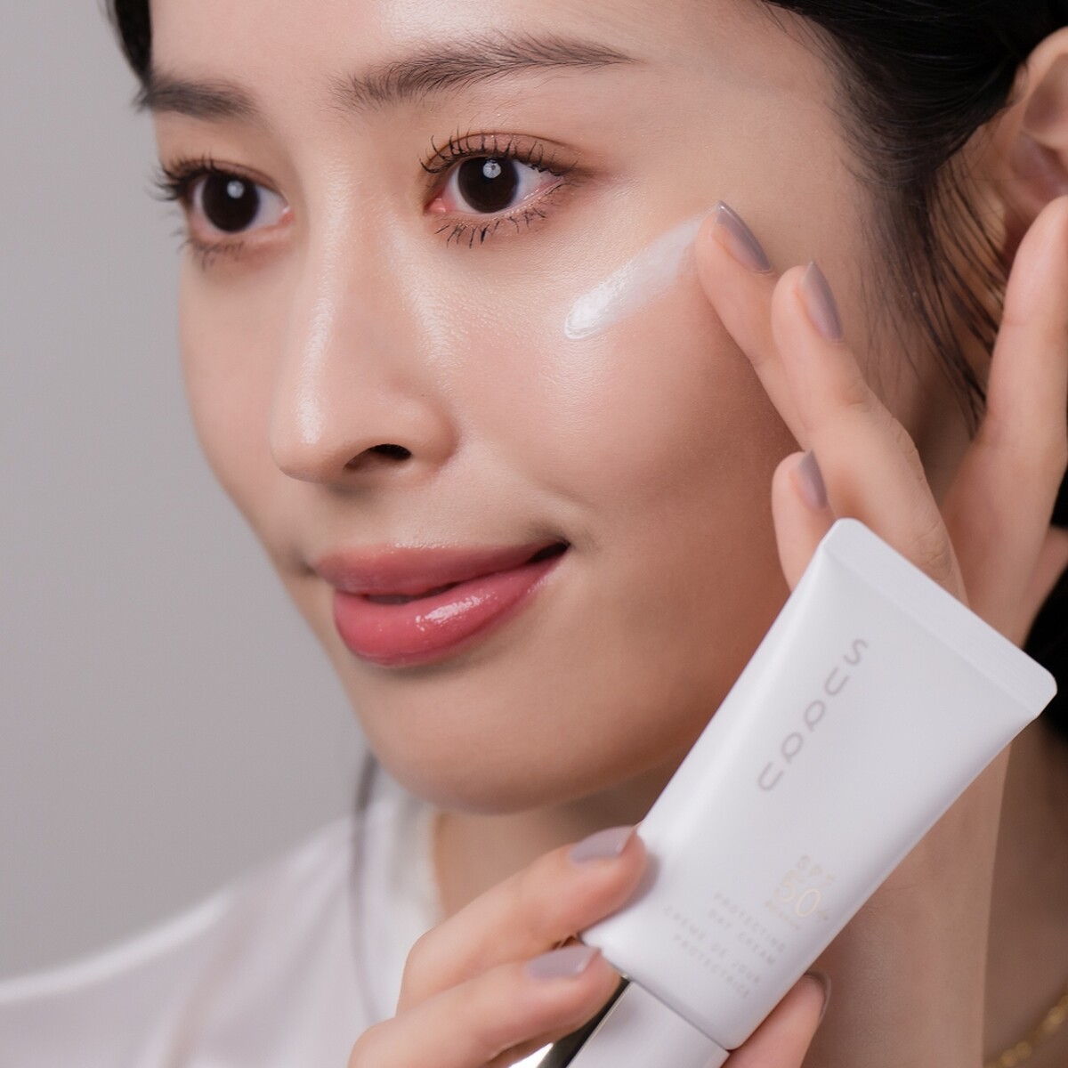 SUQQU晶采防曬日霜SPF50+/PA++++質地示意。