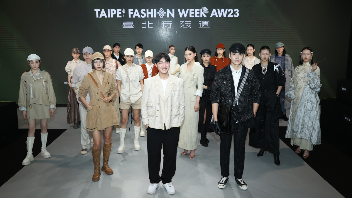 ＨＡＮＳＥＮ設計師郭恆生（圖中）與走秀團隊。