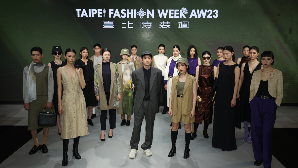 WENG_Studioｇ設計師翁子竣（圖中）與走秀團隊。