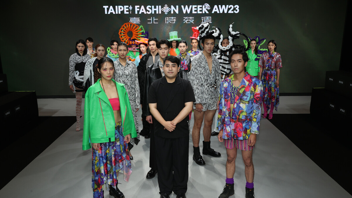 WEI-TZU.YUAN設計師魏子淵（圖中）與走秀團隊。