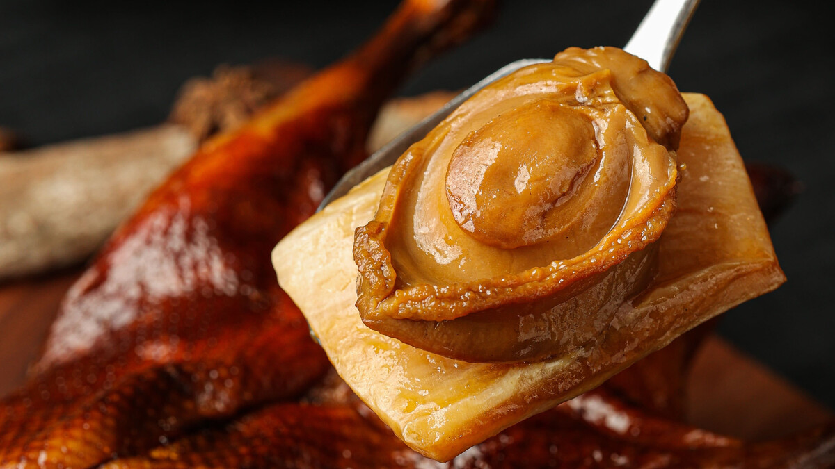 兼具頂級海味與烤鴨精華的「海陸珍寶BB鴨」，每份NT$6,880元。