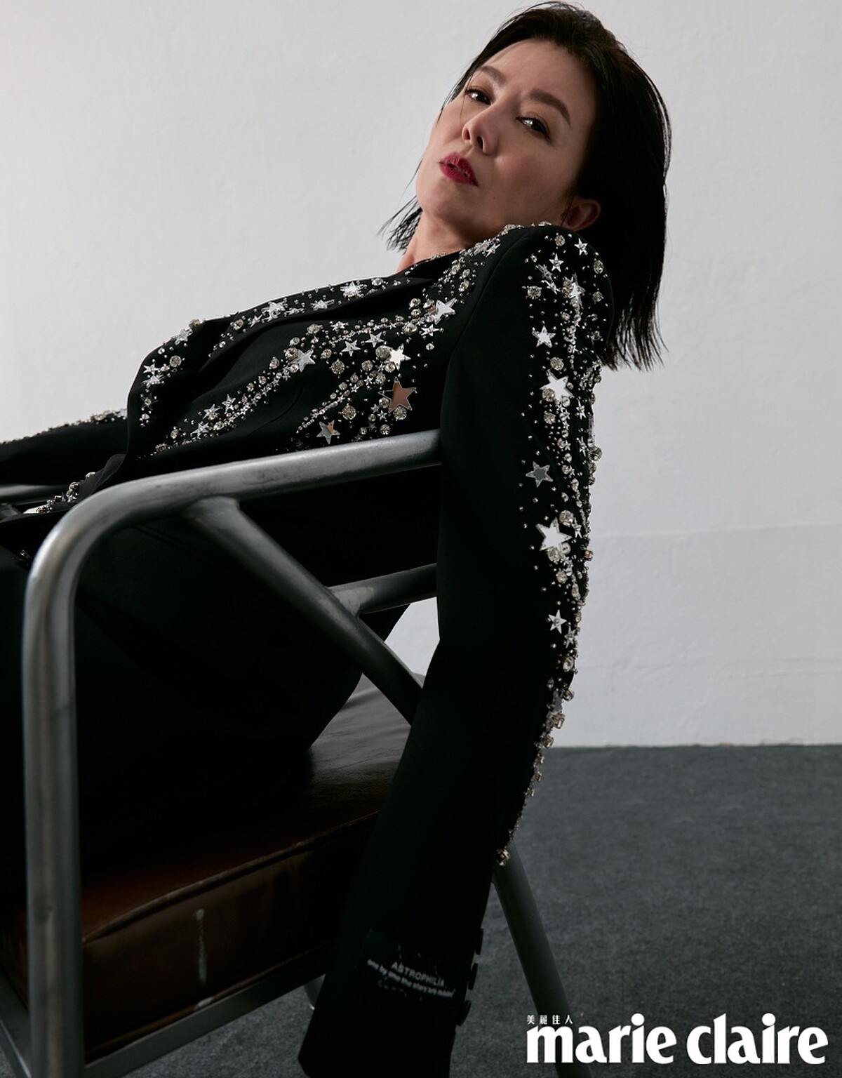 黑色亮片西裝外套、黑色西裝長褲，all by MSGM。