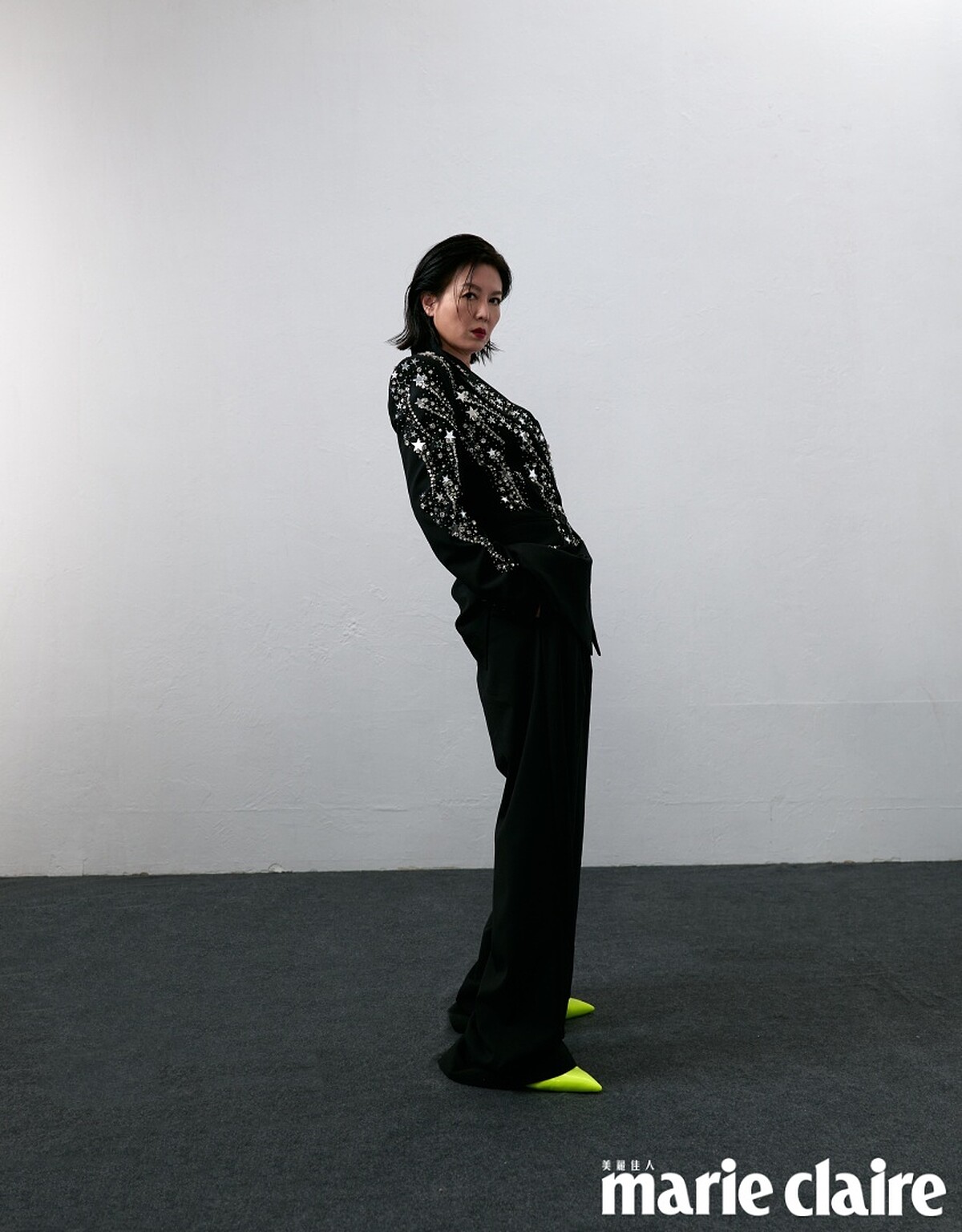 黑色亮片西裝外套、黑色西裝長褲、螢光黃綁帶高跟鞋，all by MSGM。