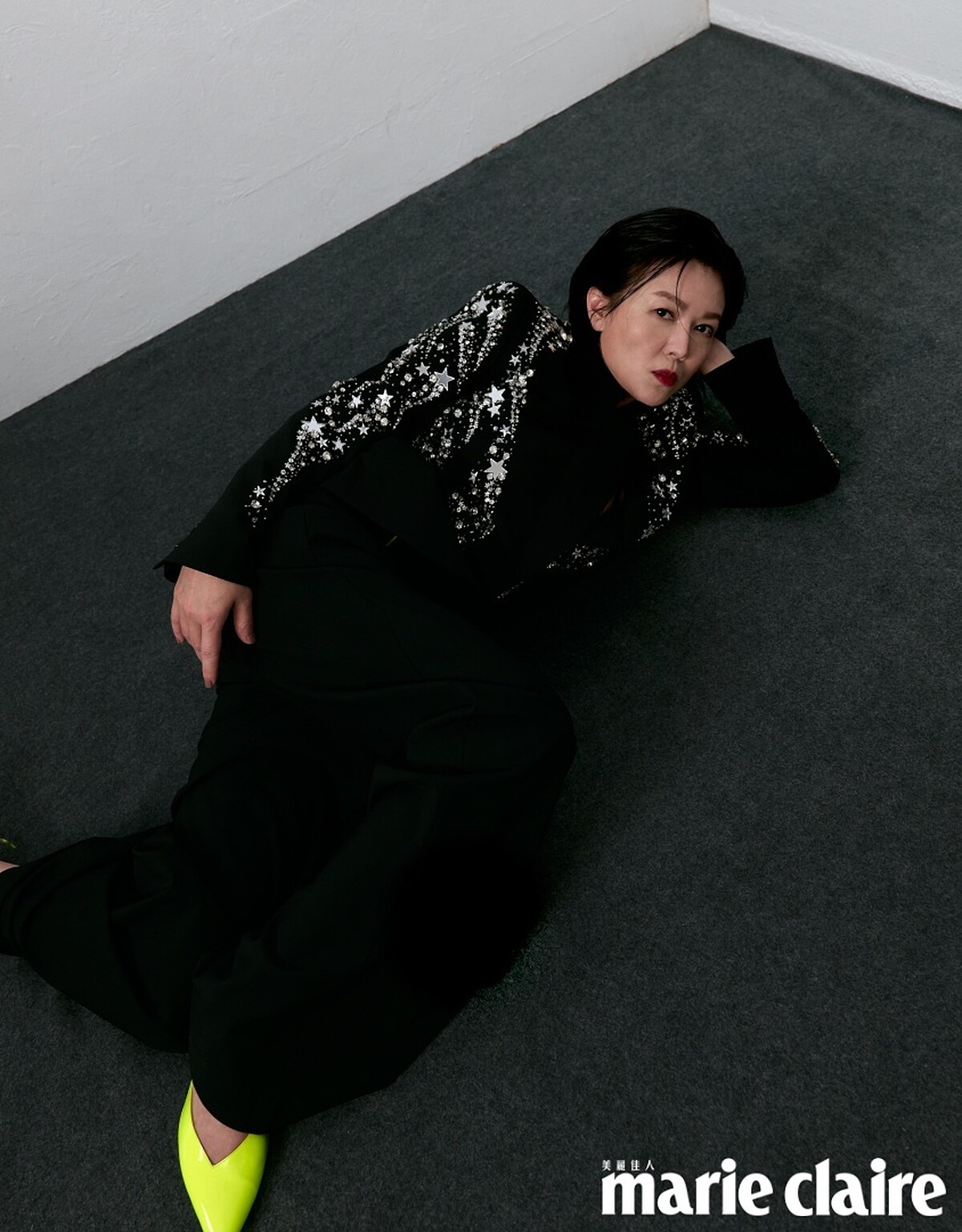 黑色亮片西裝外套、黑色西裝長褲、螢光黃綁帶高跟鞋，all by MSGM。