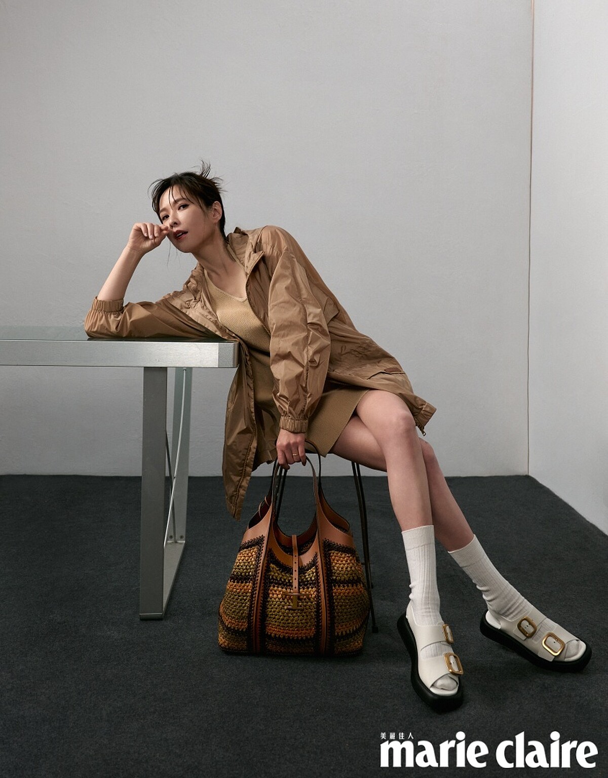 米黃色風衣、棕色削肩連身洋裝、織物拼皮革手袋、白色皮革涼鞋，all by Tod&rsquo;s。