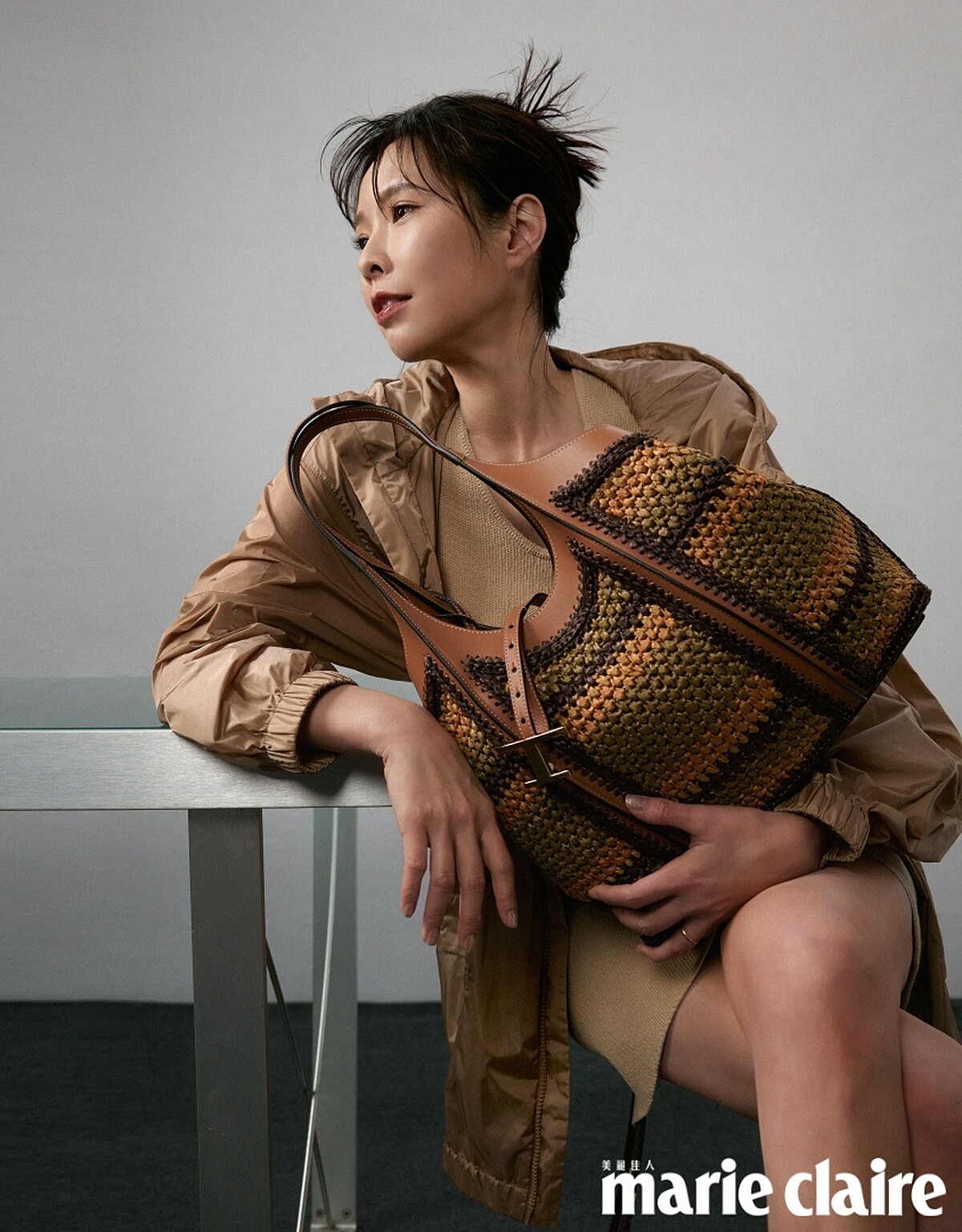 米黃色風衣、棕色削肩連身洋裝、織物拼皮革手袋，all by Tod&rsquo;s。