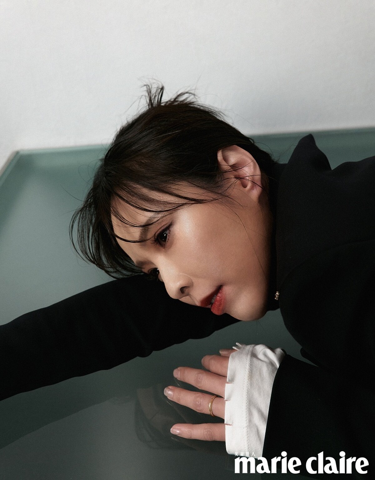 黑色西裝外套、白色 Oversize 長袖上衣、黑色圓裙，all by Sportmax。