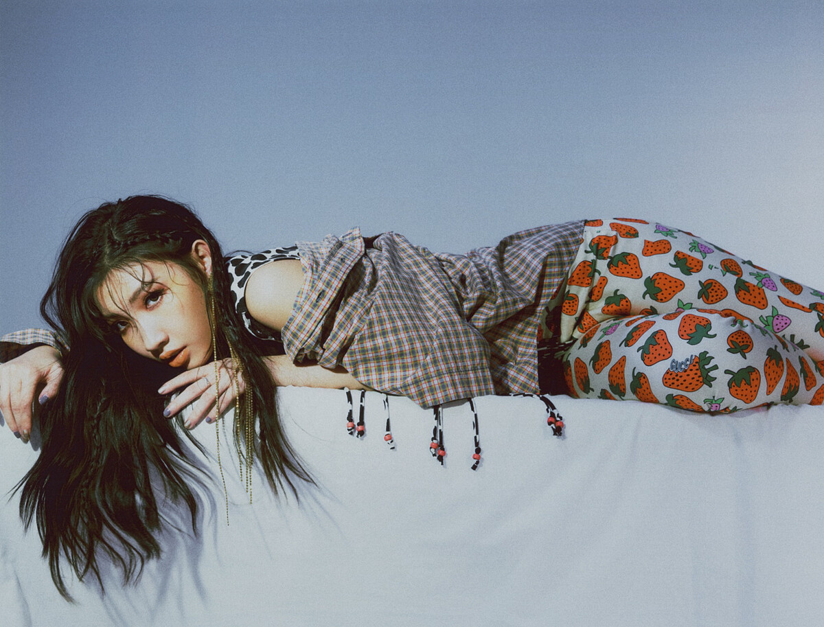 i寬版格紋襯衫、圖騰印花無袖上衣、草莓圖案窄身褲、水鑽流蘇耳飾，all by Gucci。