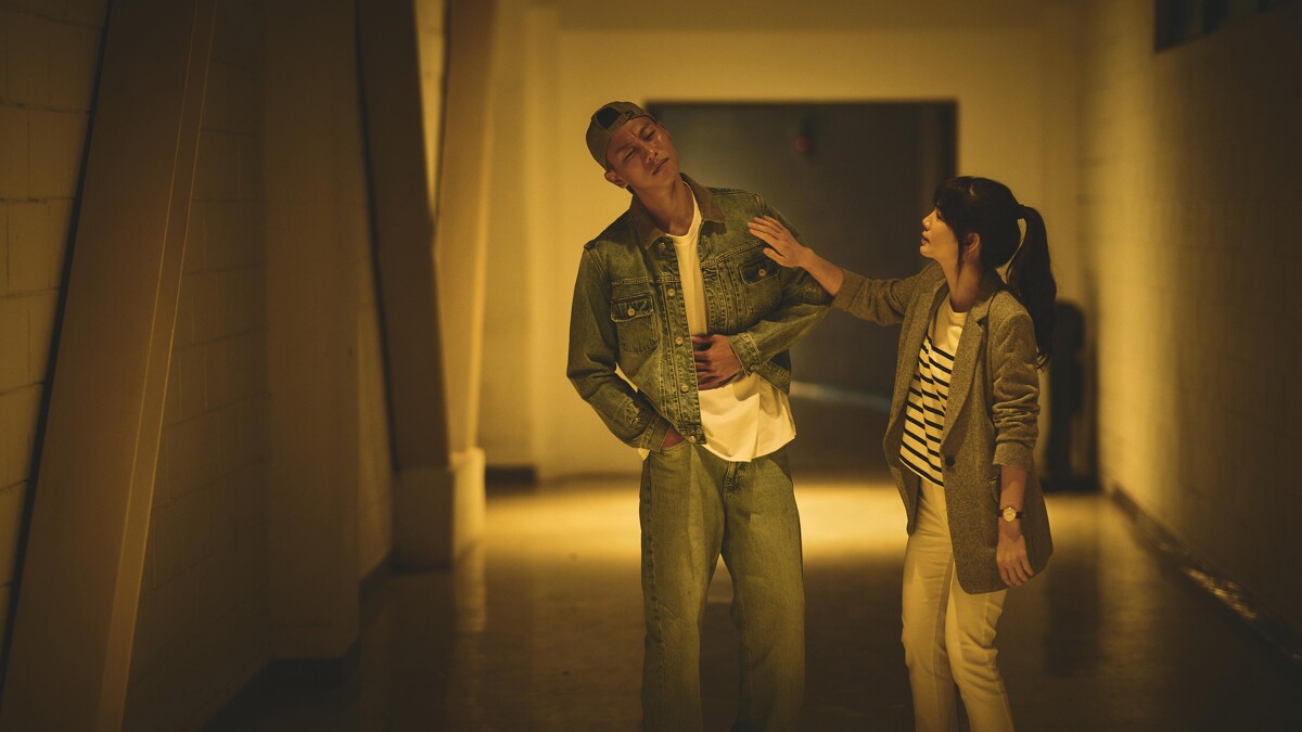 《速命道》瘦子和Ella第一顆鏡頭在長廊邊走邊聊,步伐太過僵硬,被導演說像在踢正步