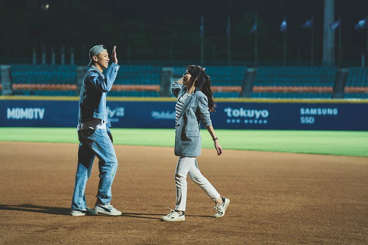 瘦子和Ella在《速命道》中碰撞各種浪漫粉紅泡泡