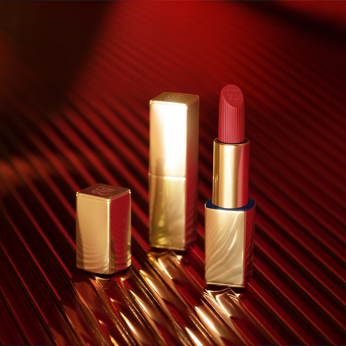 雅詩蘭黛2023年推出絕美奢潤精萃唇膏,典雅米金管身 x 經典品牌標誌刻印,猶如藝術品等級精緻細膩之作。