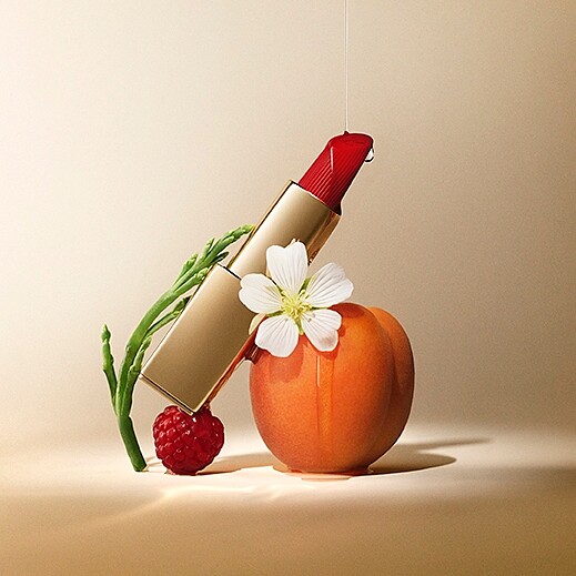 雅詩蘭黛絕美奢潤精萃唇膏蘊含「覆盆子、白芒花籽、杏仁」三種天然果萃精華與乳木果油等護唇成份。