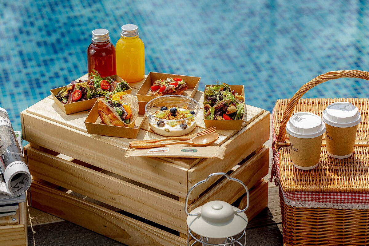 早晨的池畔早餐