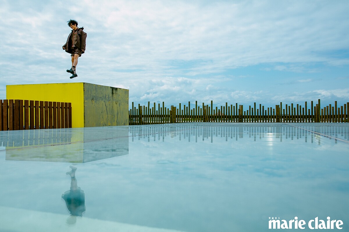 咖啡色圖紋襯衫、Oversize Parka 外套、扣飾皮革短褲、異材質拼接短靴，all by Coach。