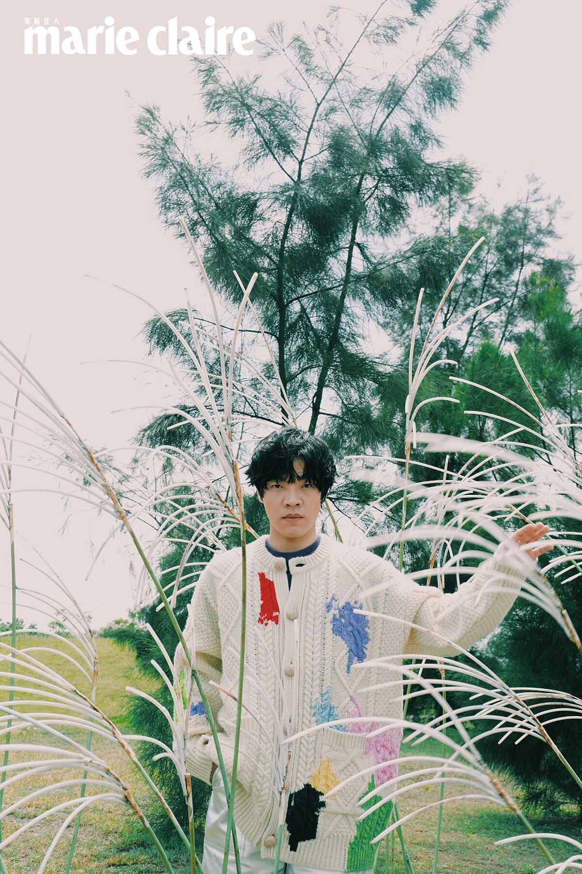 Oversize 彩色圖紋開襟針織外套、紫色T恤，both by Coach。