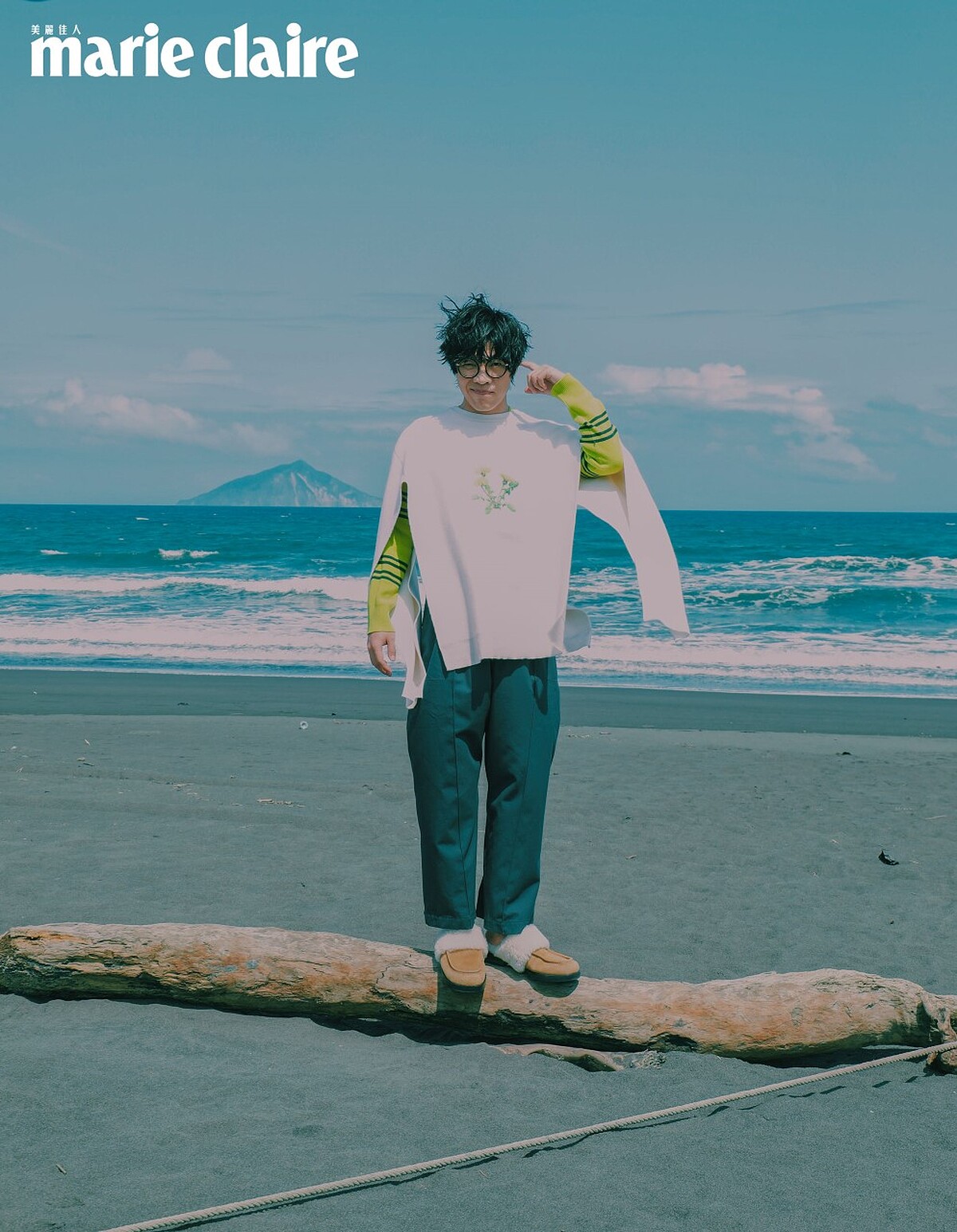 鮮黃色羊毛條紋上衣，Prada；雛菊刺繡圖案斗篷式上衣、藍灰色長褲、羔羊毛緄邊拖鞋，all by Loewe。