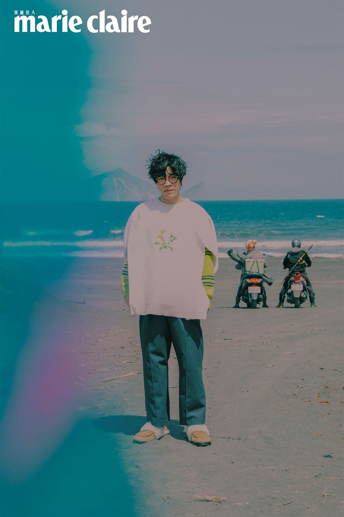 鮮黃色羊毛條紋上衣，Prada；雛菊刺繡圖案斗篷式上衣、藍灰色長褲、羔羊毛緄邊拖鞋，all by Loewe。