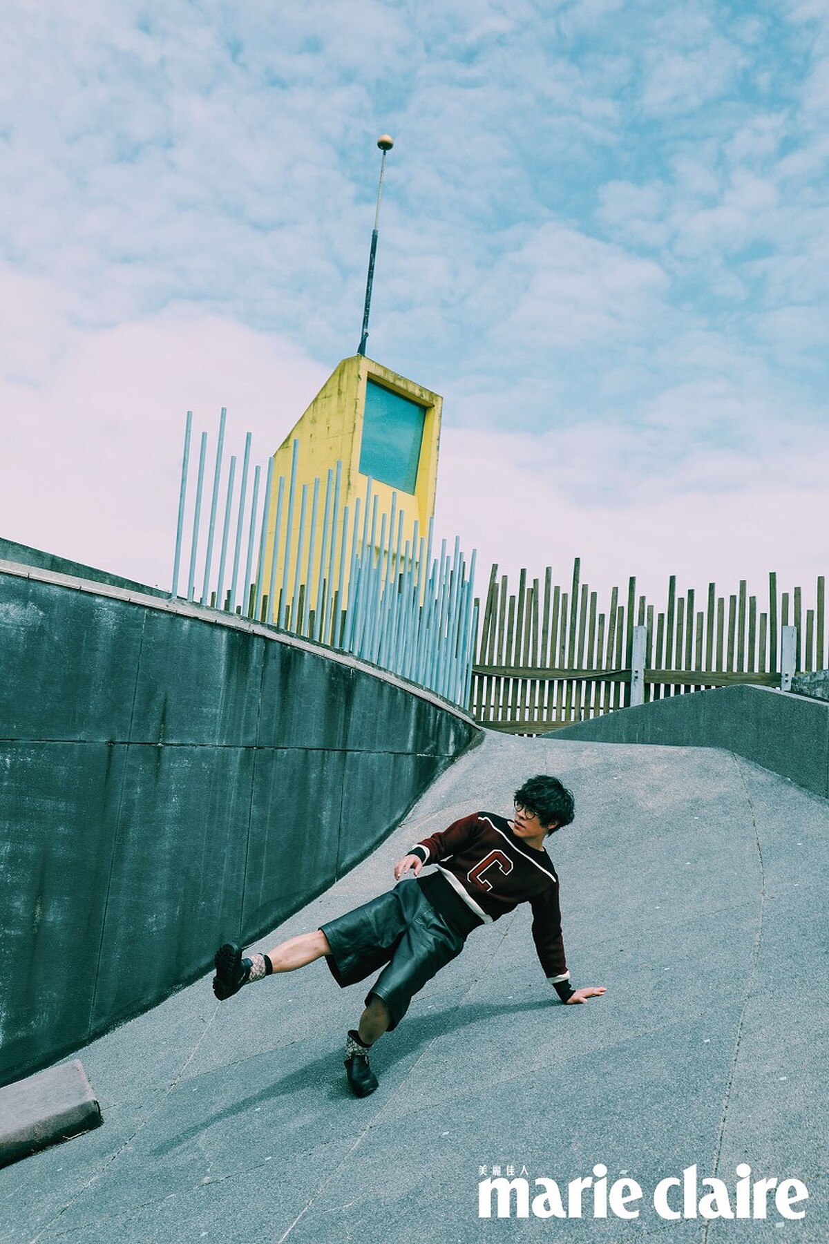 C Logo 一字領針織上衣、皮革百慕達褲、異材質拼接短靴，all by Coach。