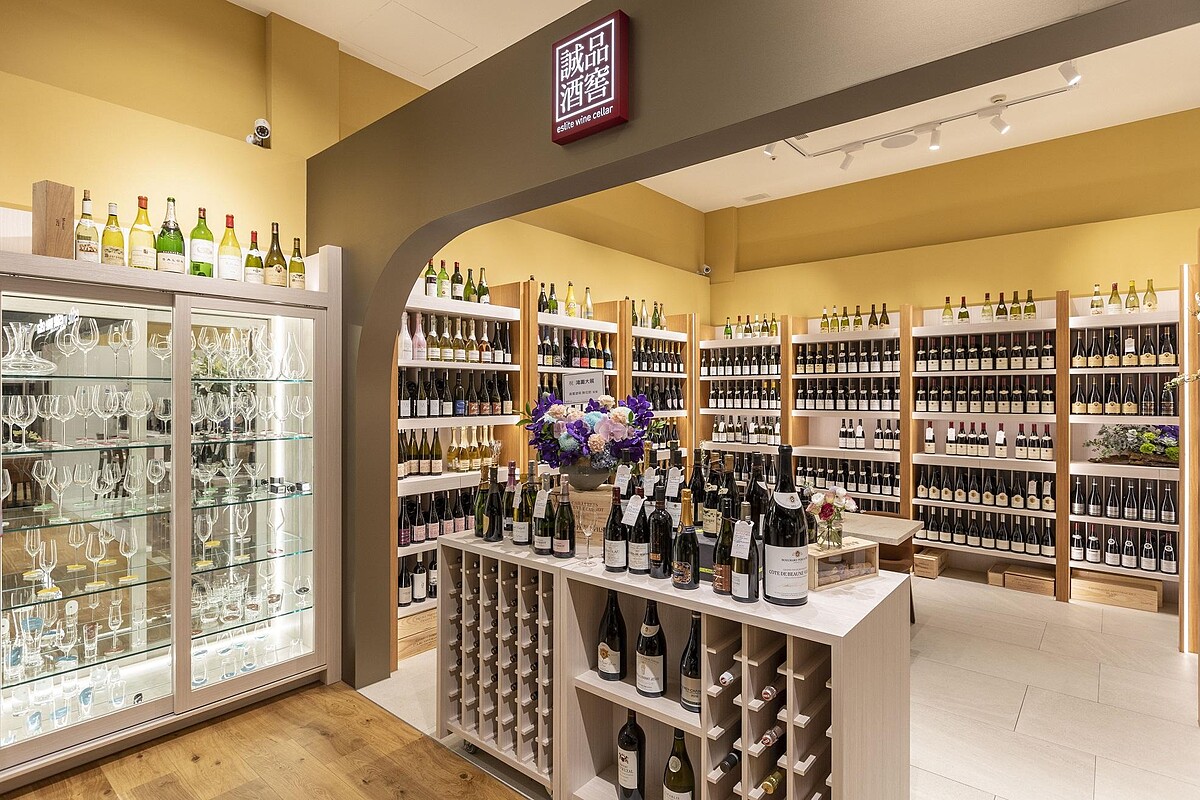 誠品酒窖松菸店精選逾10國、45家酒莊超過1,600款紅白酒、香檳、啤酒等酩酒佳釀，也規劃精緻品飲空間，分享世界葡萄酒文化。