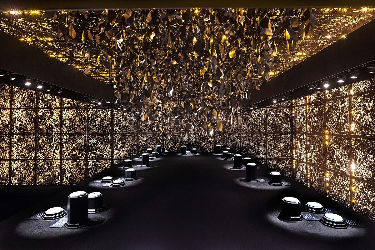 Tiffany特別請來了知名設計團隊 Wanda Barcelona,為展場攜手打造出金色立體雷射雕刻紙花裝置藝術。