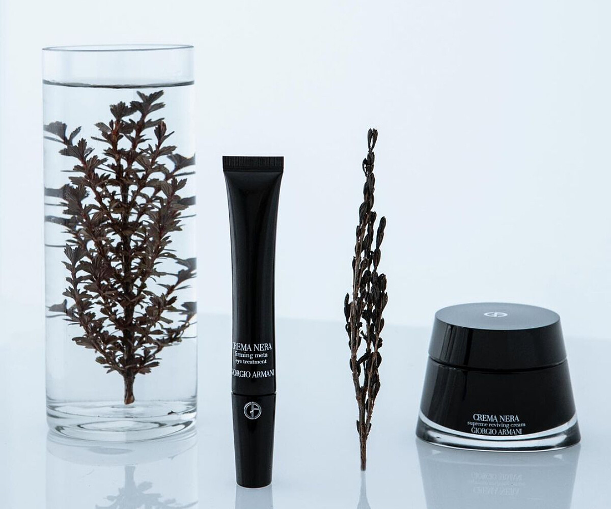  NEW【黑曜岩新生奇蹟高效眼活萃】20ml / NT$7,200 、【黑曜岩新生奇蹟乳霜】30ml/ NT$9,500 、50ml / NT$15,800 (圖片出處: https://www.instagram.com/p/CpU7lqrv7oE/)