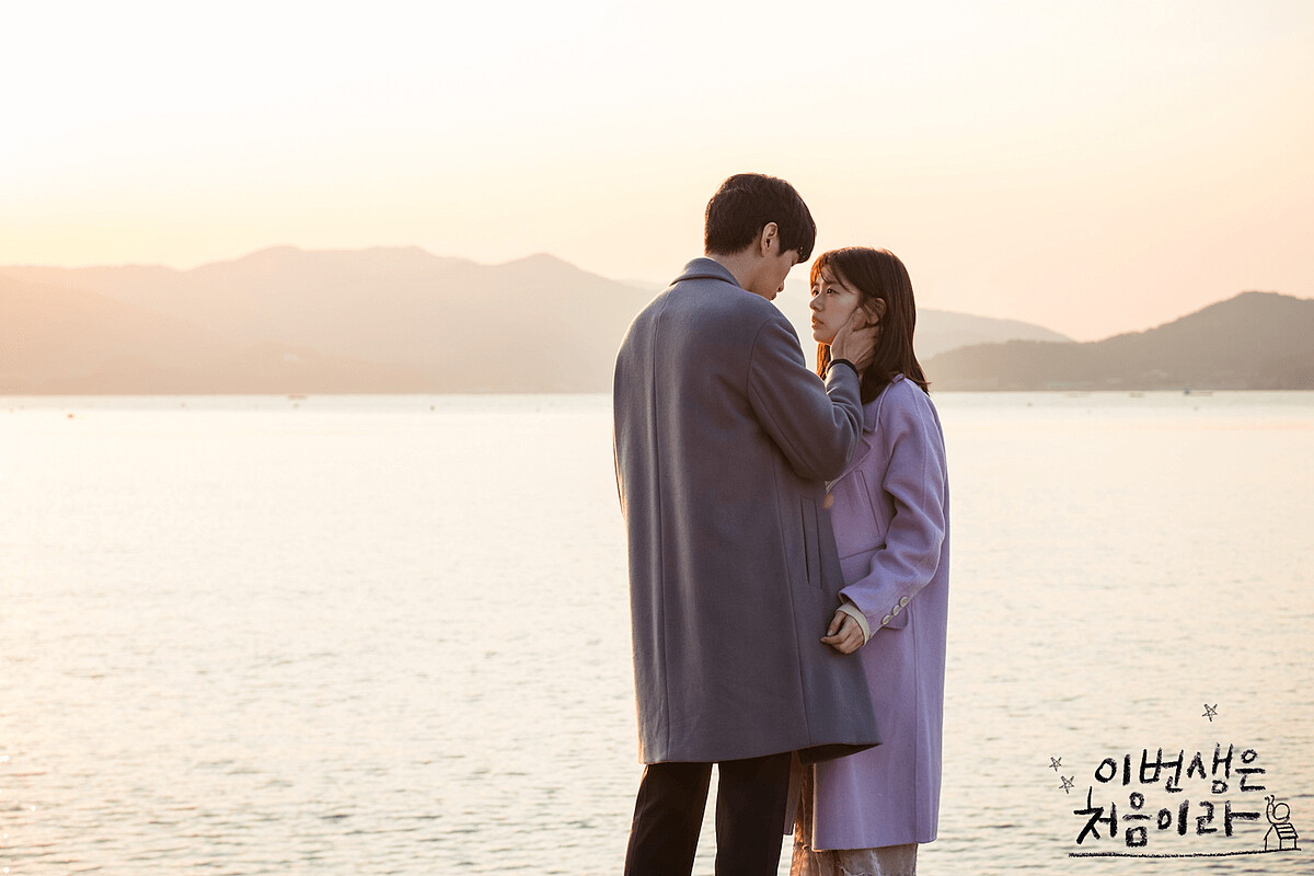 南世喜(左)與尹志浩(右)的定情之吻