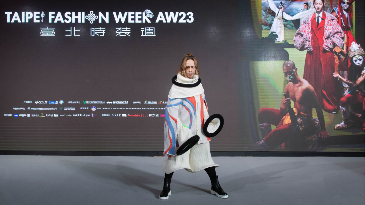 Amazing Talker Show主持人EKO以模特兒身分加入走秀。