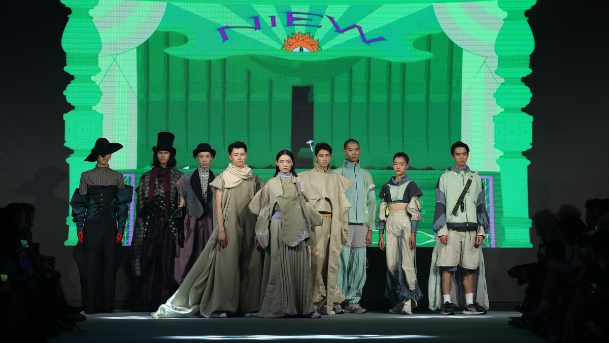 實踐大學以「軸&middot;AXIS」為展演理念共同發表，靈感來自臺灣風光、傳統文化以及對當代生活的反思。