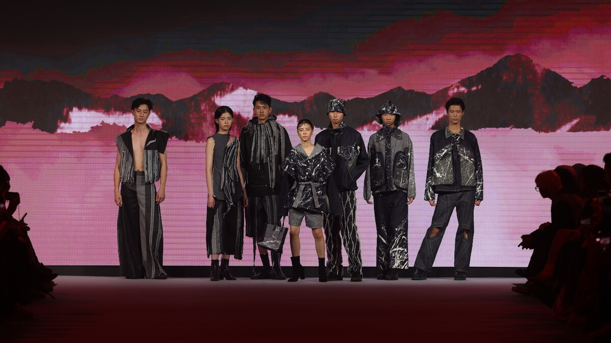 台南應用科技大學以「Storm Chaser」系列，透過服裝紀錄時代樣貌。