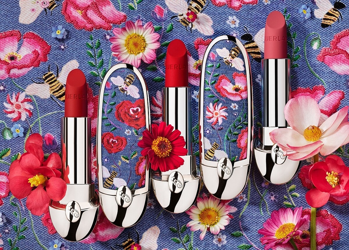 嬌蘭ROUGE G紅寶之吻高訂紅絲絨唇膏與彩殼(繁花丹寧限定版)視覺圖。