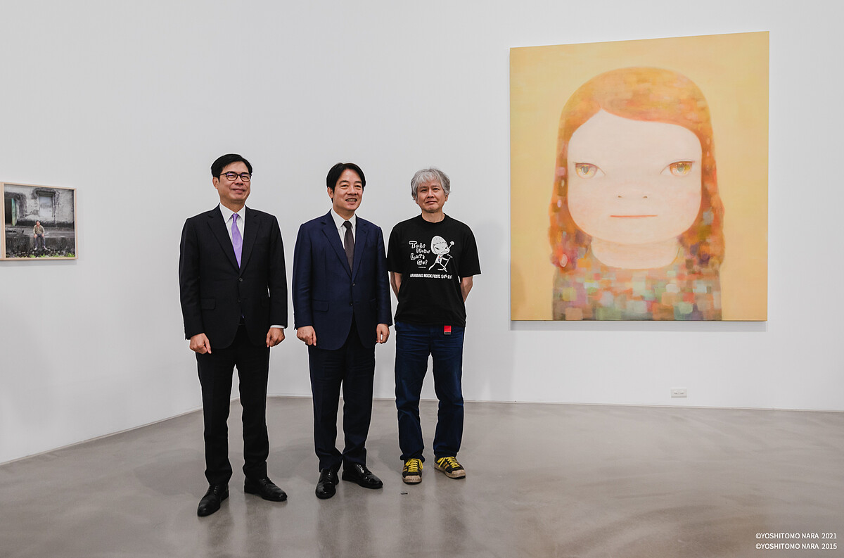 高雄內惟藝術中心《跟著朦朧潮濕的一天去旅行》今(31)開展，右起為日本藝術家奈良美智、文總副會長賴清德副總統、高雄市市長陳其邁