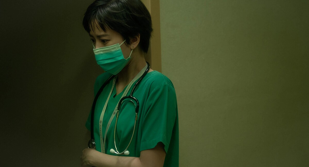 項婕如為了詮釋實習醫生的真實面貌，每天不斷練習縫線手勢，就連每天刷牙時都以牙線練習