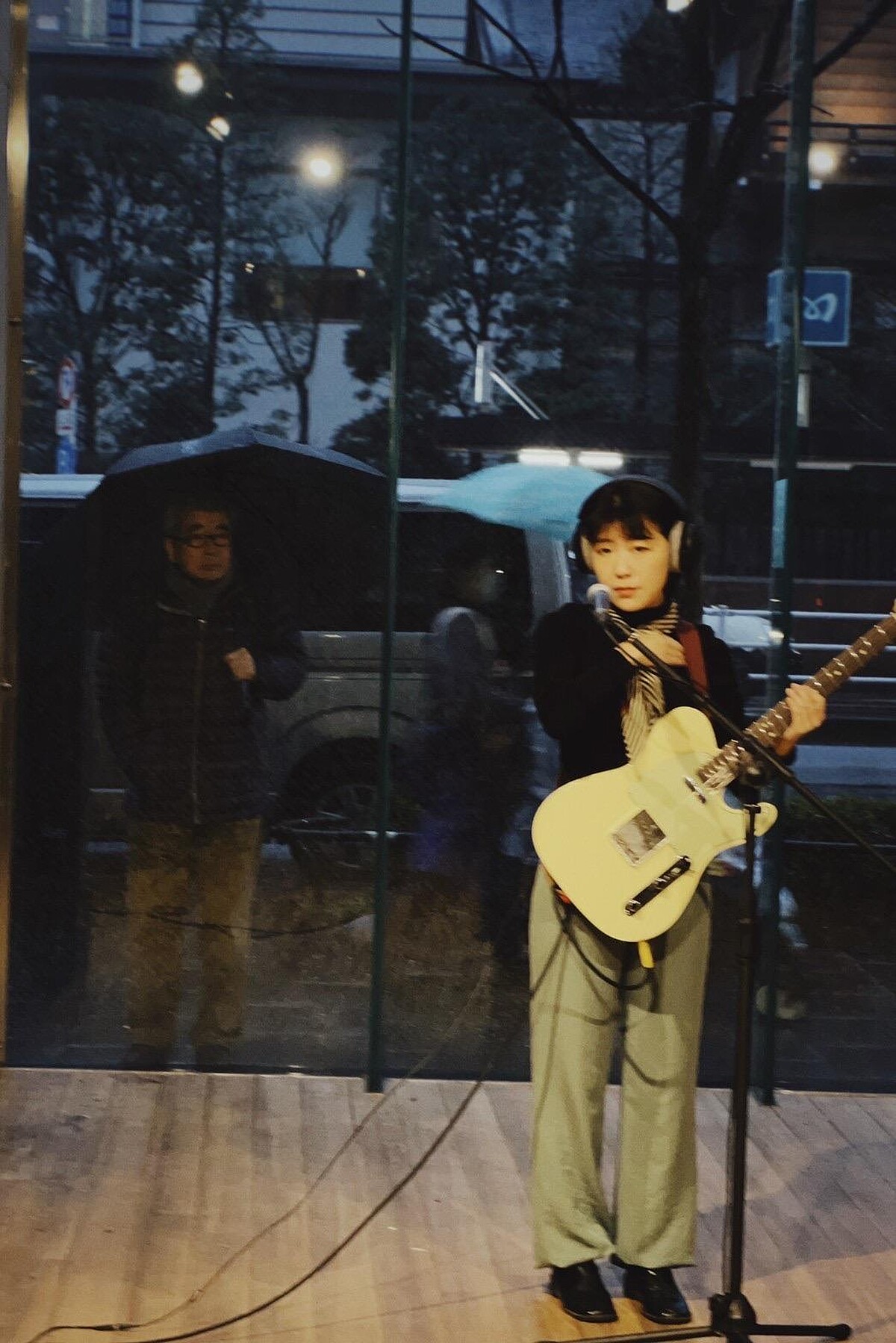 日前去東京錄製Live Session，一位路過的老爺爺站在窗外好奇往裡面看