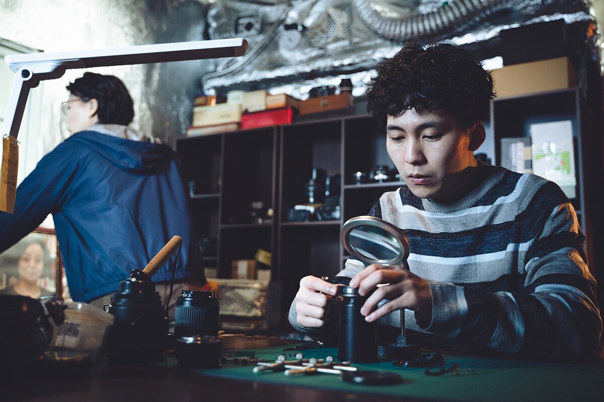 巫建和（右）在《阿波羅男孩》飾演自閉症患者，擅長修理物品但不懂如何與他人溝通。左為飾演阿姨的黃舒湄