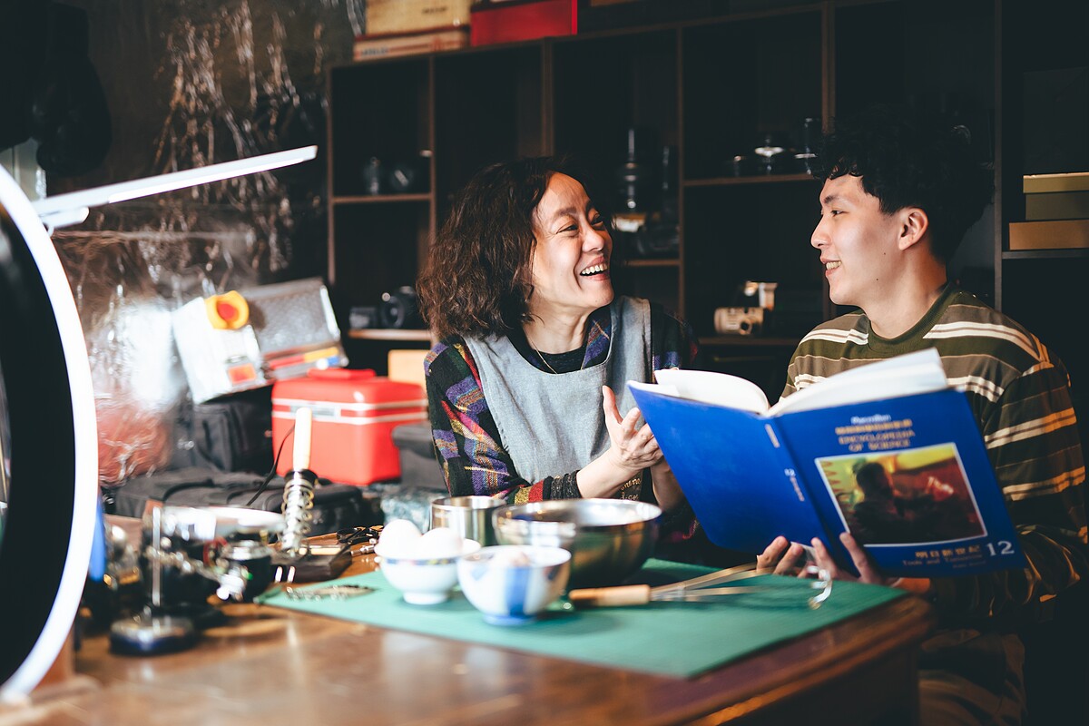 巫建和（右）和飾演母親的范瑞君有許多動人的對手戲