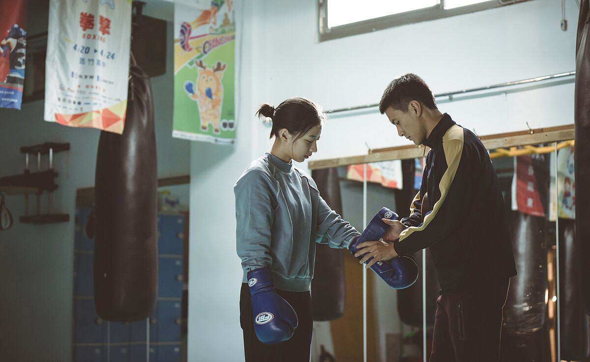 《阿波羅男孩》陳妤（左）自認是家中不被重視的一份子，只能找好友李冠毅出氣。