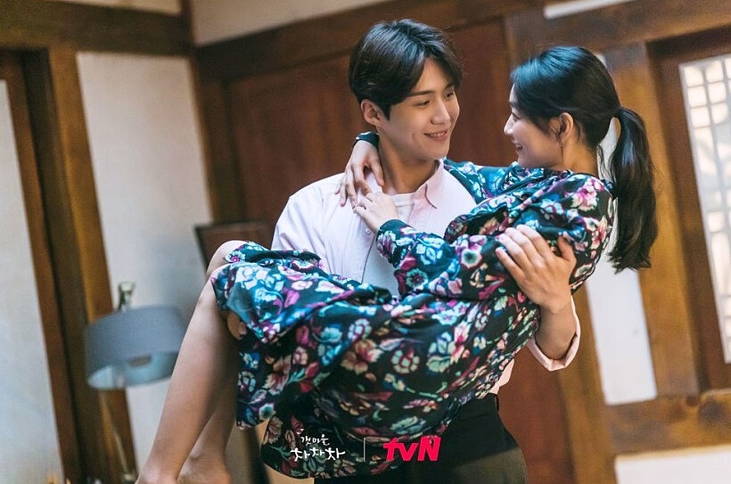 《海岸村恰恰恰》金宣虎(左)、申敏兒(右)